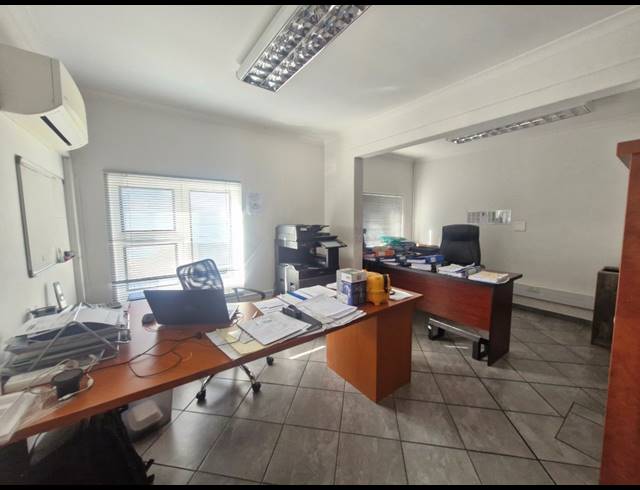1,270M² WAREHOUSE TO LET IN STIKLAND INDUSTRIAL
